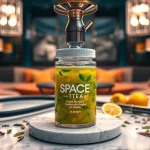 Наслаждаясь Space Tea hookah mix, курильщик в расслабляющей обстановке кальянного клуба.